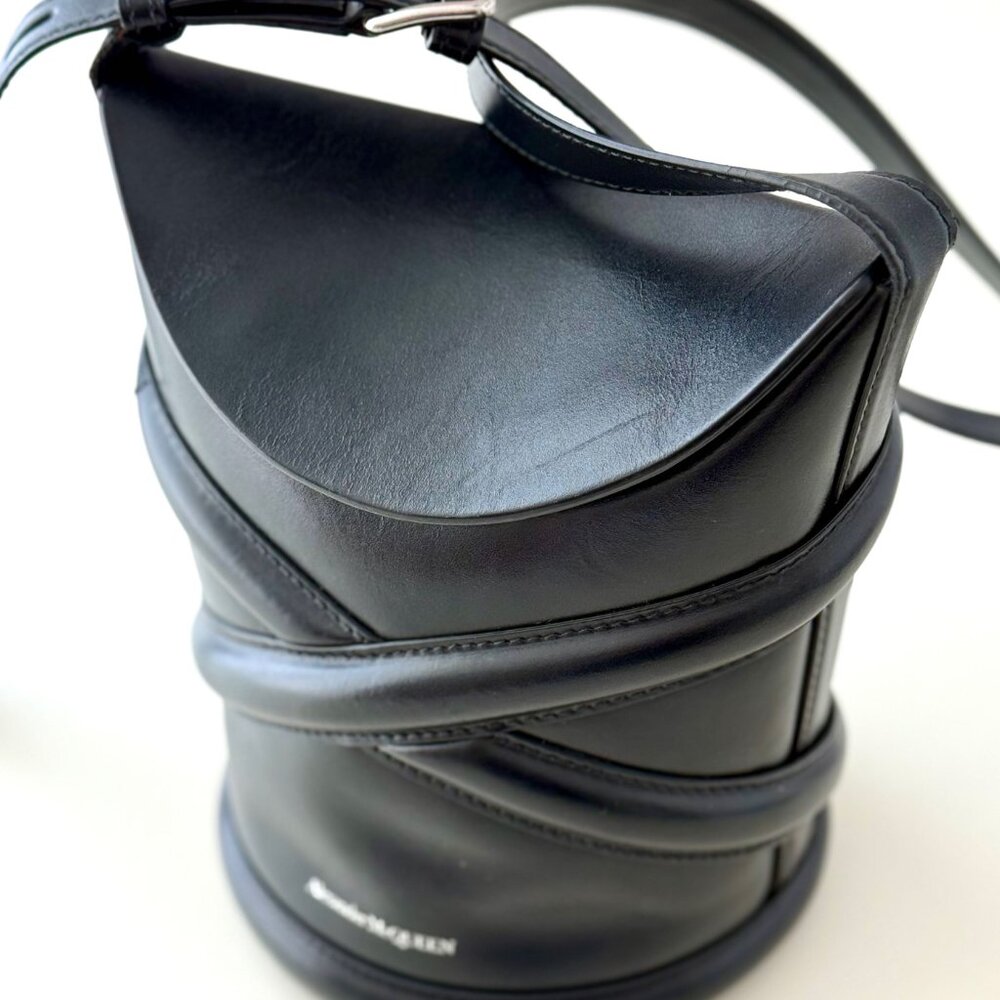 ALEXANDER MCQUEEN Small Curve Bucket Bag in Black Calf Leather - Picture 11 of 15